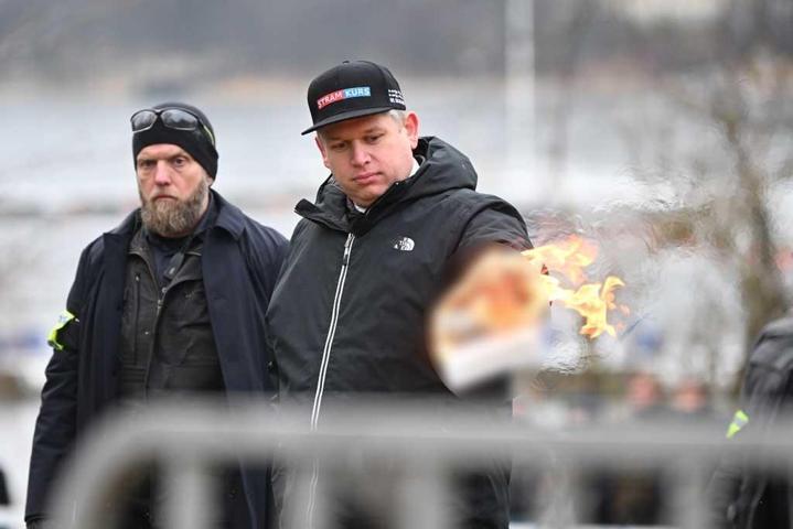 Polis korumasında Kuran-ı Kerim yaktı: İsveçte aşağılık saldırı