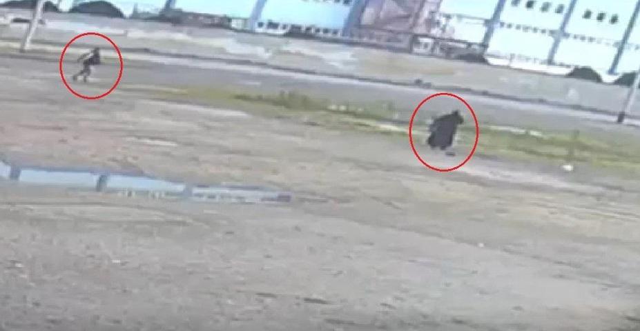 10 sokak köpeği yaşlı kadına saldırdı O anlar kamerada