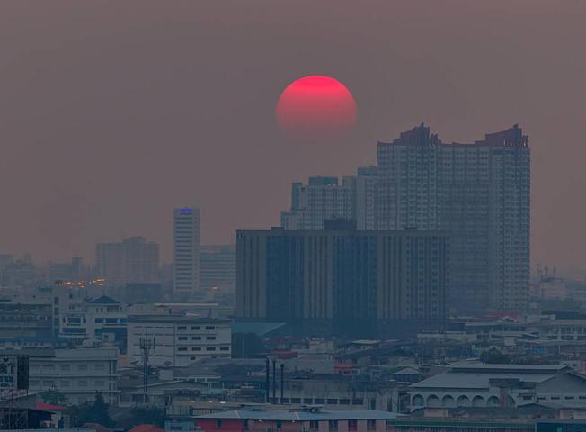Bangkokta hava kirliliği alarmı: Evden çalışın, maske takın