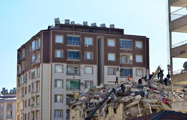 Hatay Kırıkhana gönderilen yardım malzemeleri vatandaşlara dağıtılıyor