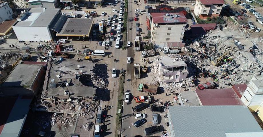 Hatay Kırıkhana gönderilen yardım malzemeleri vatandaşlara dağıtılıyor