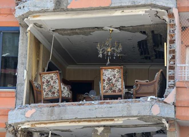 Hatay Kırıkhana gönderilen yardım malzemeleri vatandaşlara dağıtılıyor
