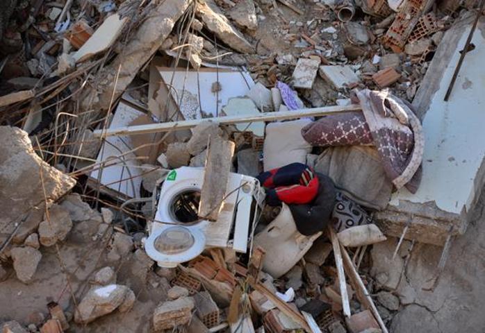 Hatay Kırıkhana gönderilen yardım malzemeleri vatandaşlara dağıtılıyor