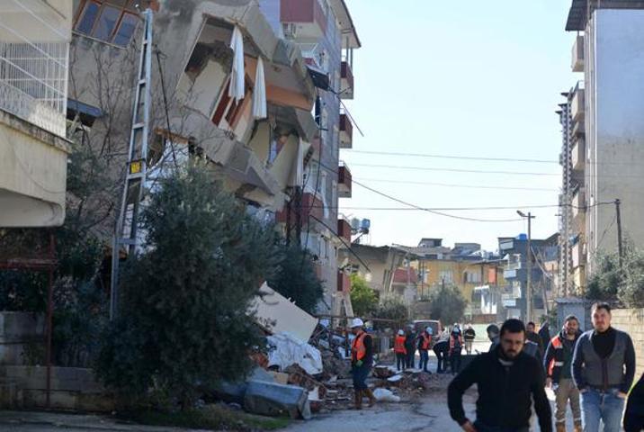 Hatay Kırıkhana gönderilen yardım malzemeleri vatandaşlara dağıtılıyor