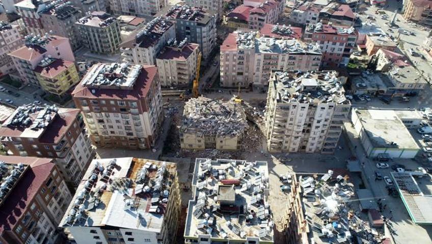 Hatay Kırıkhana gönderilen yardım malzemeleri vatandaşlara dağıtılıyor