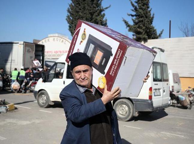Hatay Kırıkhana gönderilen yardım malzemeleri vatandaşlara dağıtılıyor