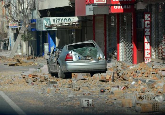 Hatay Kırıkhana gönderilen yardım malzemeleri vatandaşlara dağıtılıyor