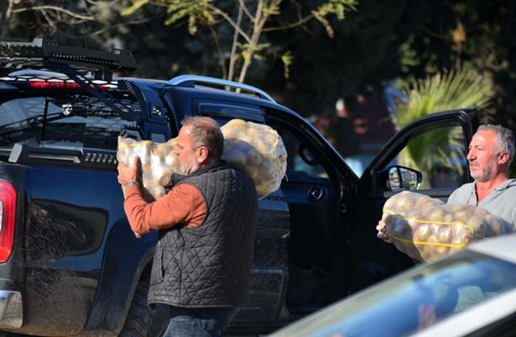Hatay Kırıkhana gönderilen yardım malzemeleri vatandaşlara dağıtılıyor