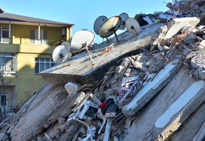 Hatay Kırıkhana gönderilen yardım malzemeleri vatandaşlara dağıtılıyor