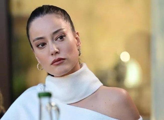 Gergin hali dikkat çekti Pelin Akil’den “Boşandınız mı” sorusuna mesafeli yanıt