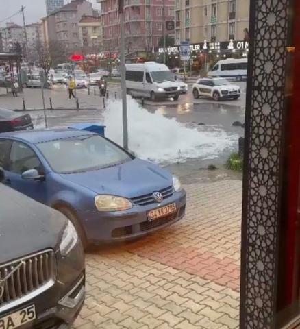 Rögar kapağı bomba gibi patladı Yol göle döndü