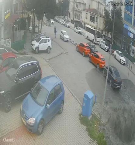 Rögar kapağı bomba gibi patladı Yol göle döndü