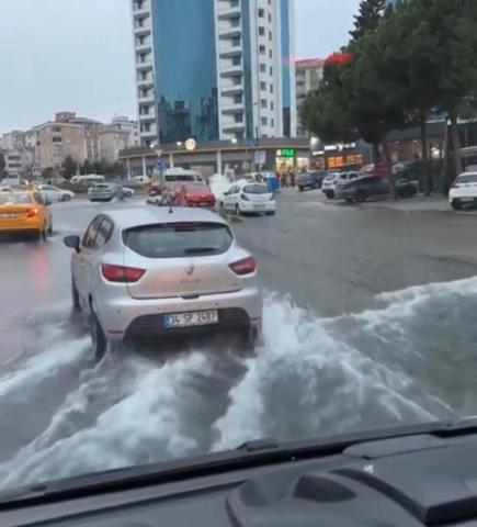Rögar kapağı bomba gibi patladı Yol göle döndü