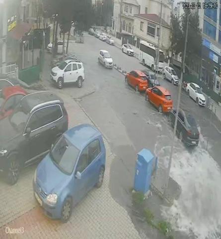 Rögar kapağı bomba gibi patladı Yol göle döndü