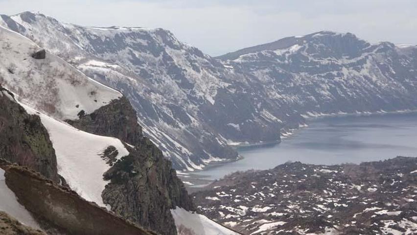 Nemrut Kalderası ilkbaharla birlikte görsel şölen sunuyor