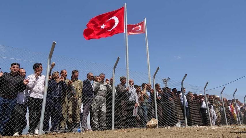 30 yıl aradan sonra gelen sevinç: Akrabalarını görmek için kapıya akın ettiler