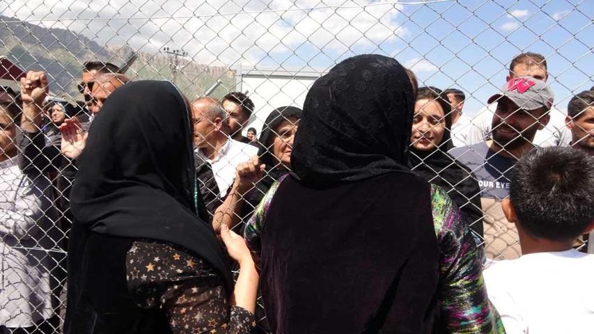 30 yıl aradan sonra gelen sevinç: Akrabalarını görmek için kapıya akın ettiler