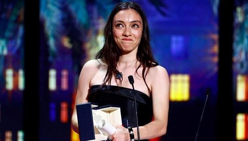 Merve Dizdar Cannes Film Festivalinde en iyi kadın oyuncu ödülünü aldı