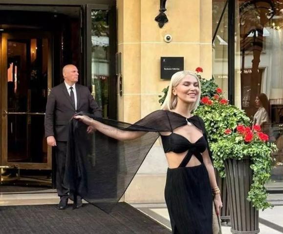 Mustafa Sandal ile Melis Sütşurup birinci evlilik yıl dönümünü Pariste kutladı