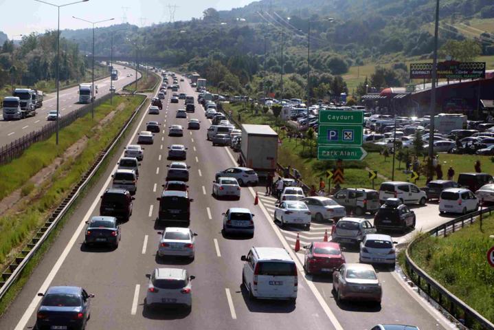 Anadolu Otoyolunda bayram trafiği: Kilometrelerce araç kuyruğu oluştu