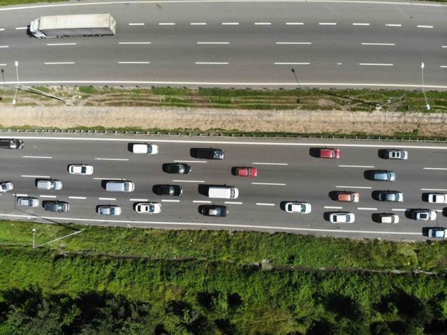 Anadolu Otoyolunda bayram trafiği: Kilometrelerce araç kuyruğu oluştu