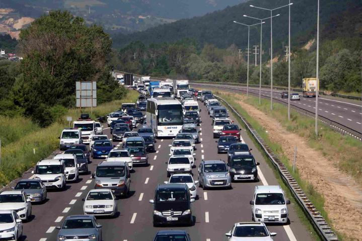 Anadolu Otoyolunda bayram trafiği: Kilometrelerce araç kuyruğu oluştu