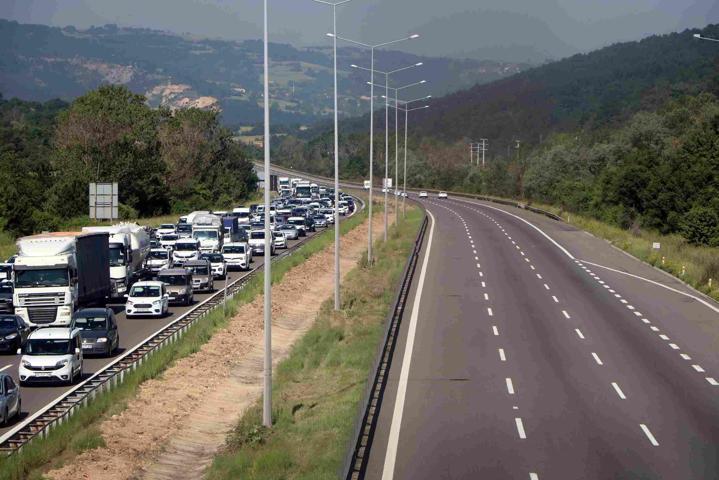 Anadolu Otoyolunda bayram trafiği: Kilometrelerce araç kuyruğu oluştu