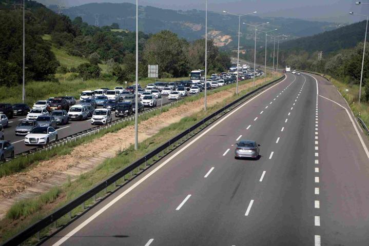 Anadolu Otoyolunda bayram trafiği: Kilometrelerce araç kuyruğu oluştu