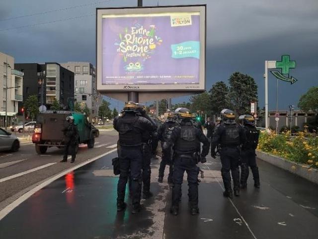 Fransada kaos Ordu devreye girdi: Sağcılardan iç savaş açıklaması...