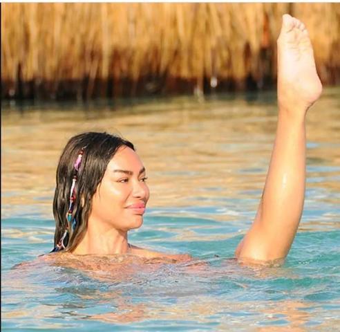 Didem Kınalı, Çeşme tatilinde Denizde bale yaptı