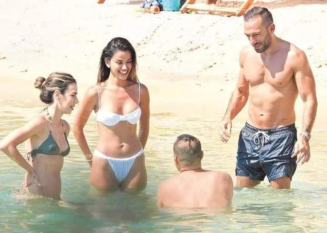 Allan Hakko yeni sevgilisiyle tatilde