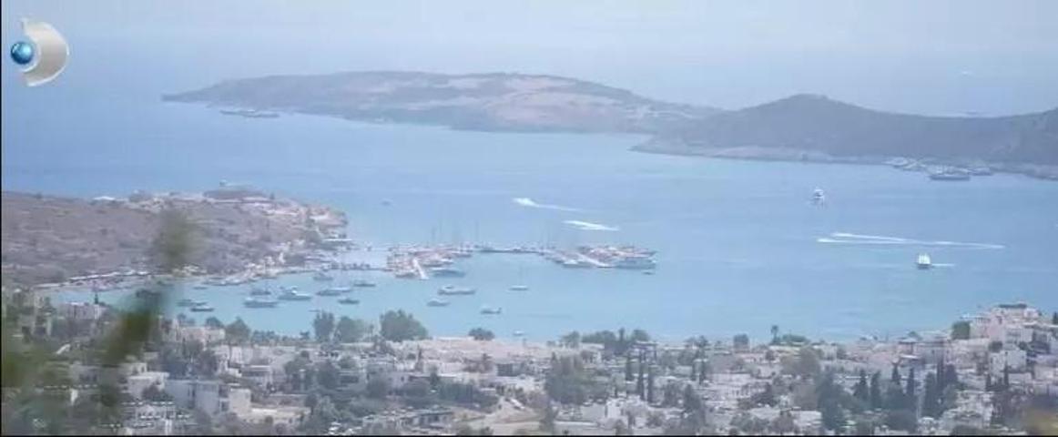 Erman Toroğlu deniz manzaralı evinin kapılarını açtı... Terasta jakuzi ve saunası var