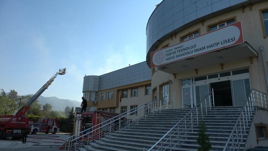 İmam hatip lisesinde çıkan yangın korkuttu