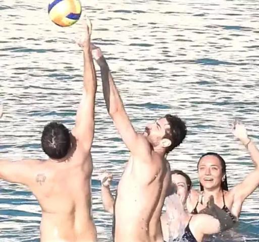 İrem Sak ve Furkan Korkmazın denizde voleybol keyfi