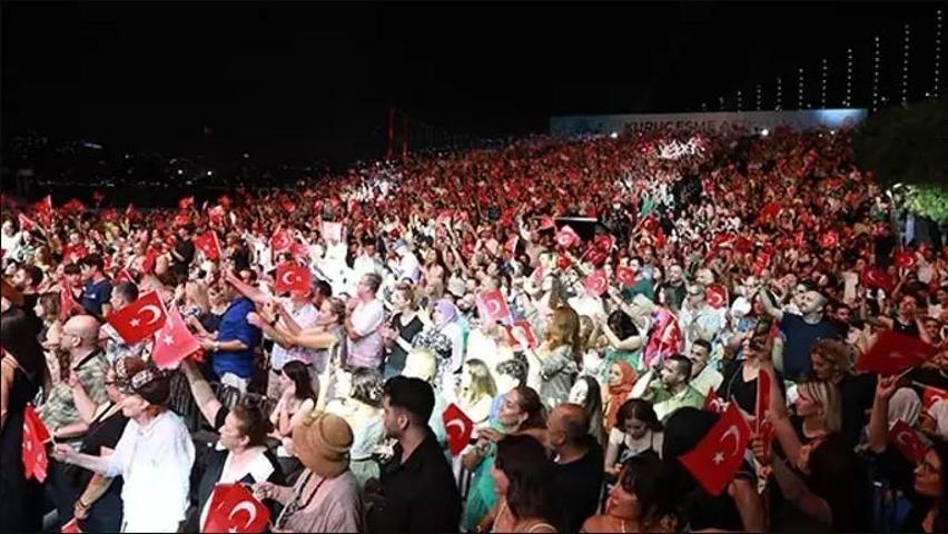 Kuruçeşme Açıkhavada Serdar Ortaçla 101. yıla özel kutlama