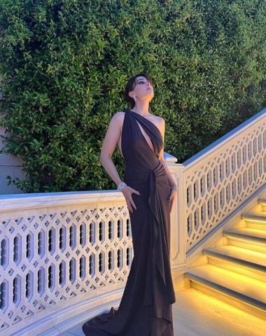 Esra Bilgiç kombini ile sosyal medyayı salladı
