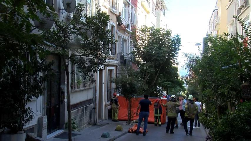 Beyoğlunda intihar merakı: Yol kapandı, mahalleli seyretti