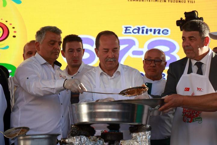 Edirnede 1 ton ciğer dağıtıldı, vatandaşlar metrelerce kuyrukta bekledi