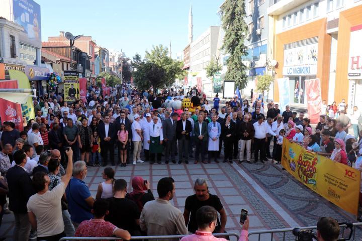 Edirnede 1 ton ciğer dağıtıldı, vatandaşlar metrelerce kuyrukta bekledi