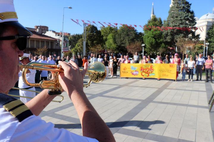 Edirnede 1 ton ciğer dağıtıldı, vatandaşlar metrelerce kuyrukta bekledi