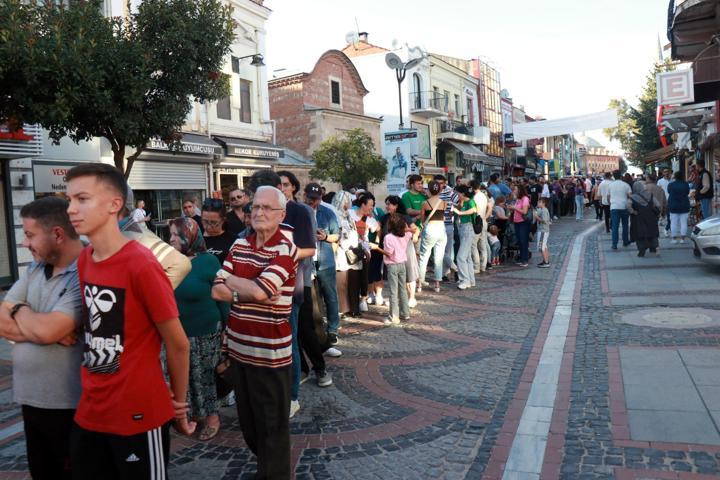 Edirnede 1 ton ciğer dağıtıldı, vatandaşlar metrelerce kuyrukta bekledi