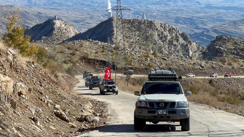 Cudide Off-Road araçlarıyla ay yıldız gösterisi