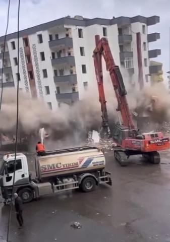 Tek darbe yetti: 8 katlı bina çöktü