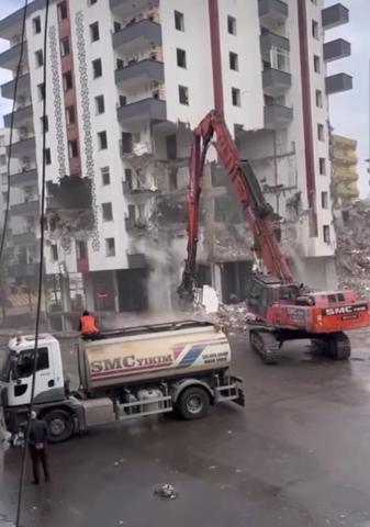 Tek darbe yetti: 8 katlı bina çöktü