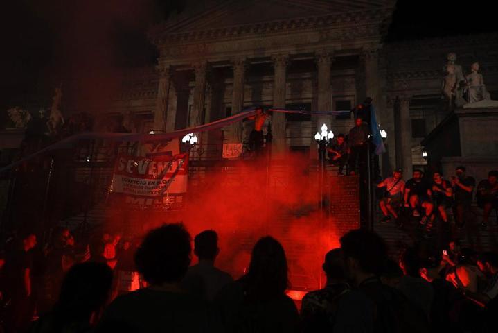 Çılgın Mileinin şok terapisine ilk protesto