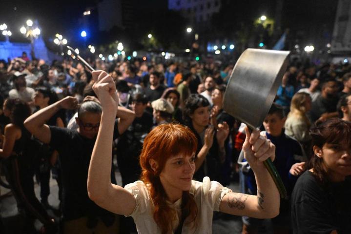 Çılgın Mileinin şok terapisine ilk protesto