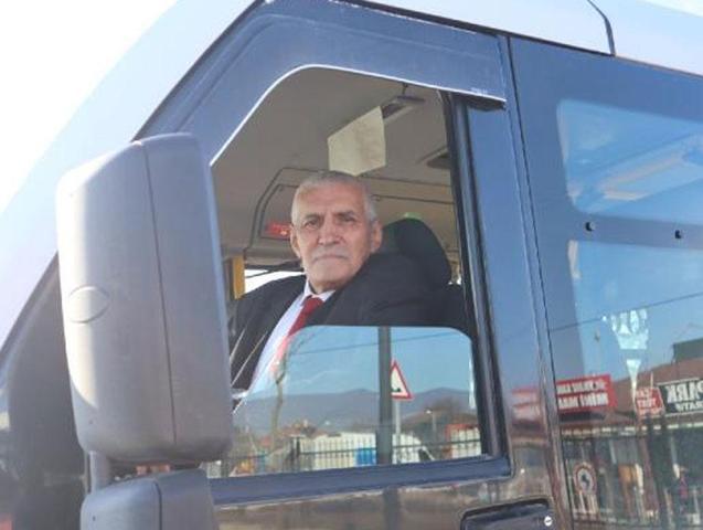 İnsanlık ölmemiş dedirten hareket Altın ve para dolu çantayı sahibine ulaştırdı