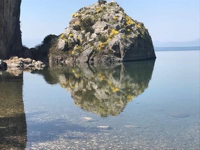 İznikte göle yansıyan kayada şaşırtan figür...