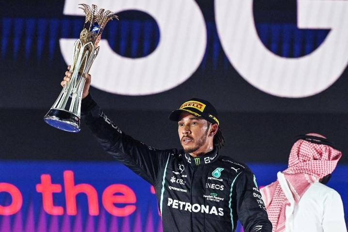 Dev transfer duyuruldu: Hamilton, Ferrari koltuğuna geçiyor