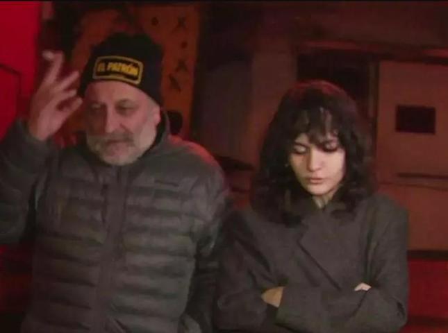 Onur Ünlü gizemli kız arkadaşı ile sarmaş dolaş